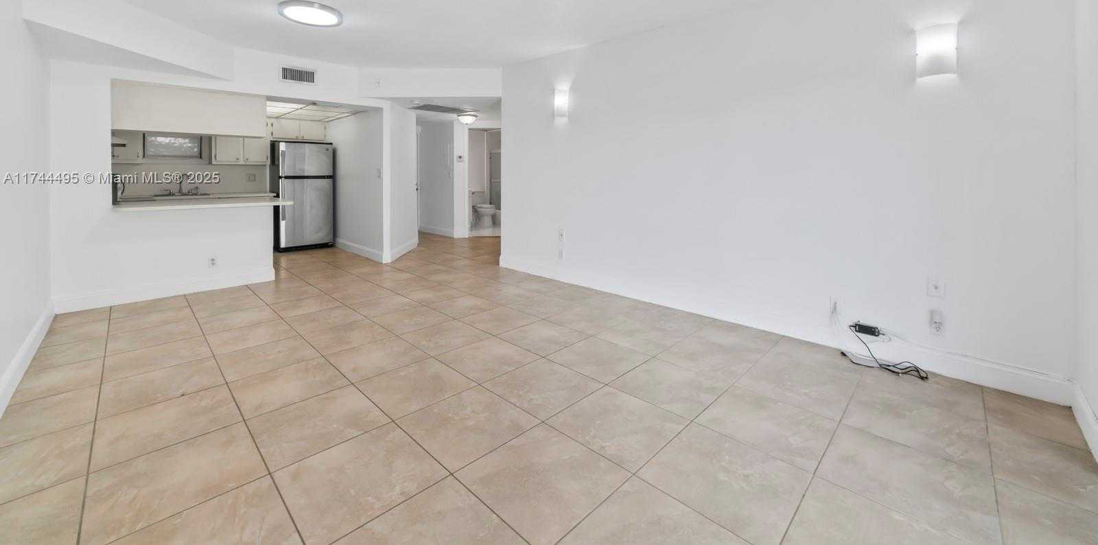 Small Image of 8290 LAKE DR #549, Doral Number 9