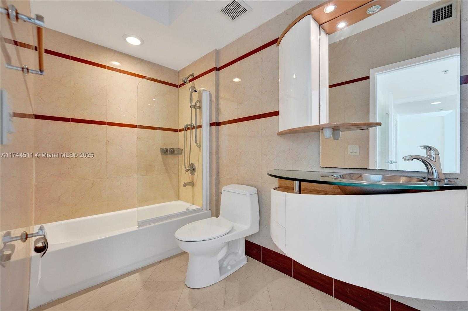 Small Image of 110 Washington Ave, Miami Beach, FL 33139, USA Number 10