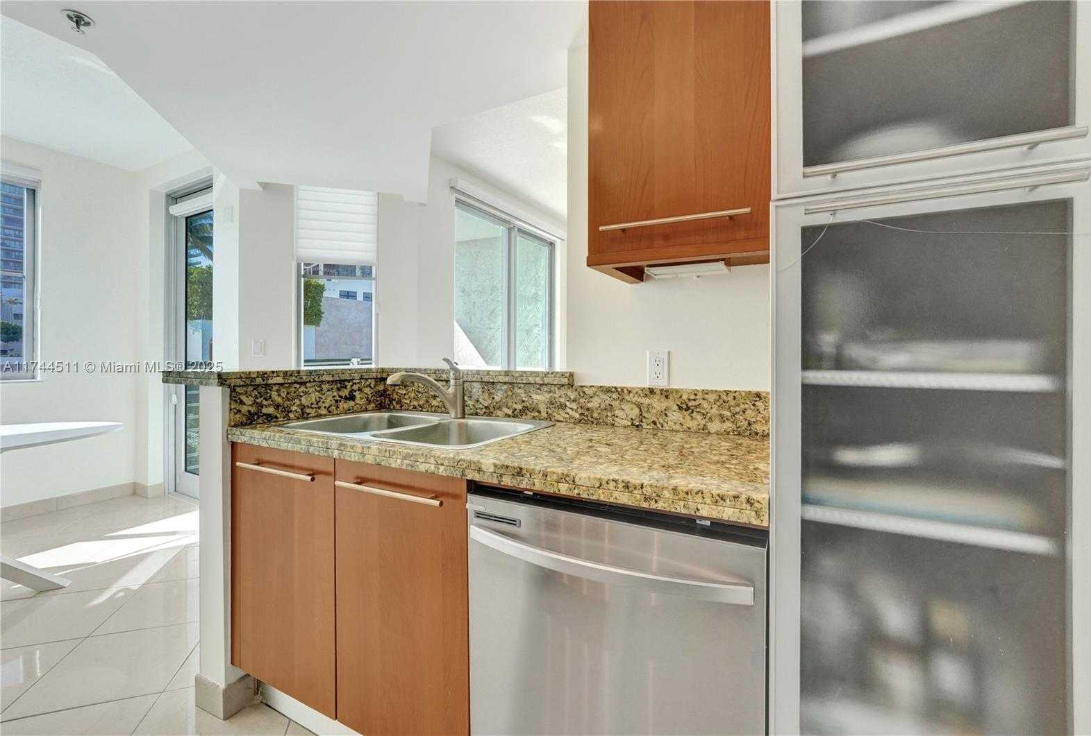 Small Image of 110 Washington Ave, Miami Beach, FL 33139, USA Number 17