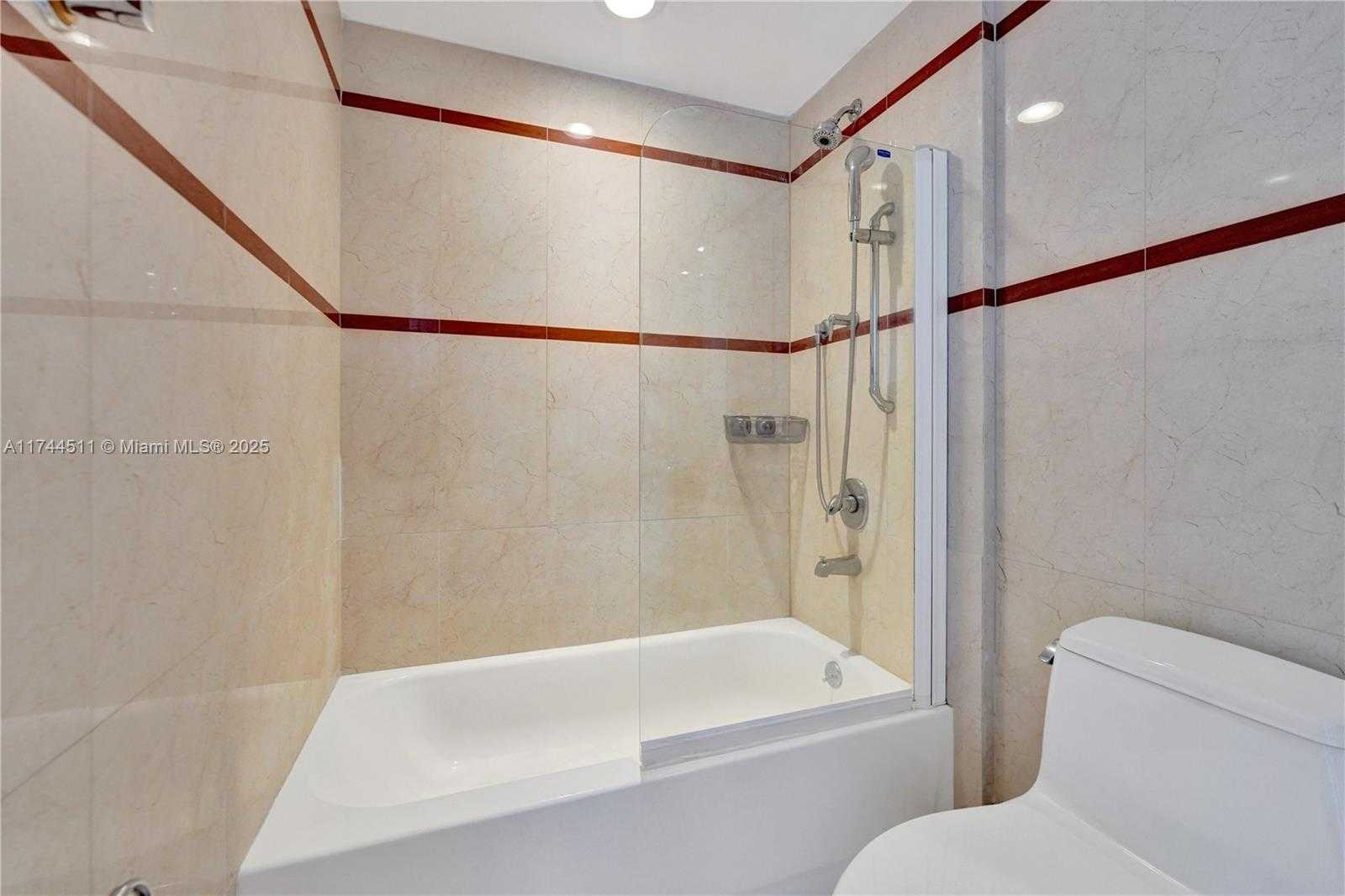 Small Image of 110 Washington Ave, Miami Beach, FL 33139, USA Number 25