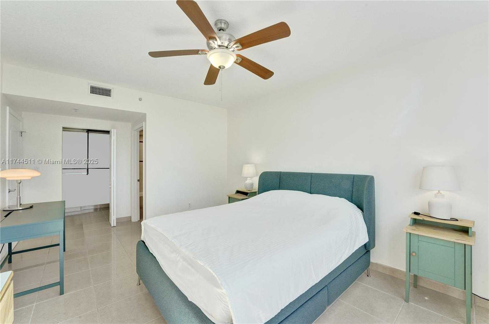 Small Image of 110 Washington Ave, Miami Beach, FL 33139, USA Number 26