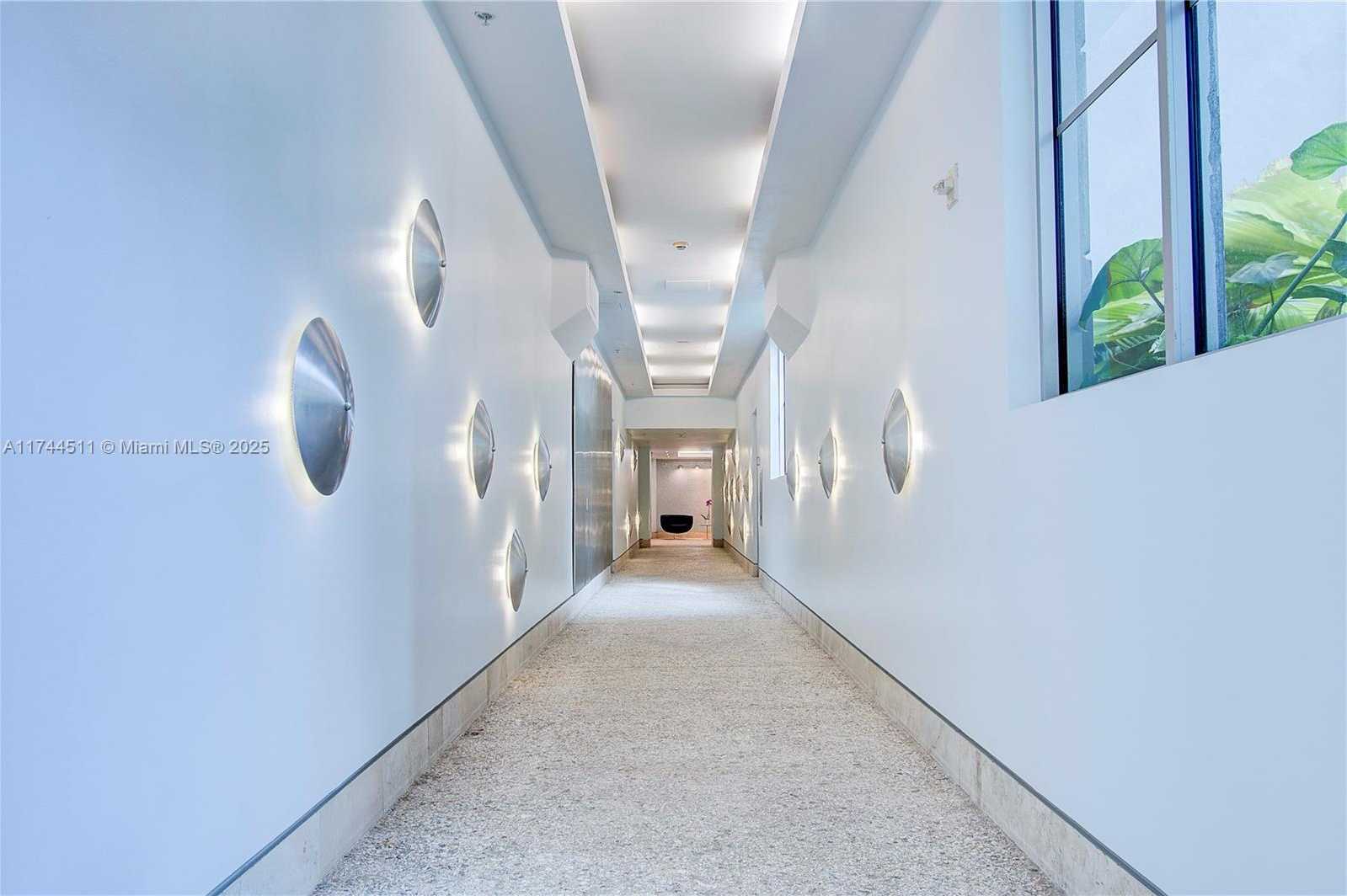 Small Image of 110 Washington Ave, Miami Beach, FL 33139, USA Number 3