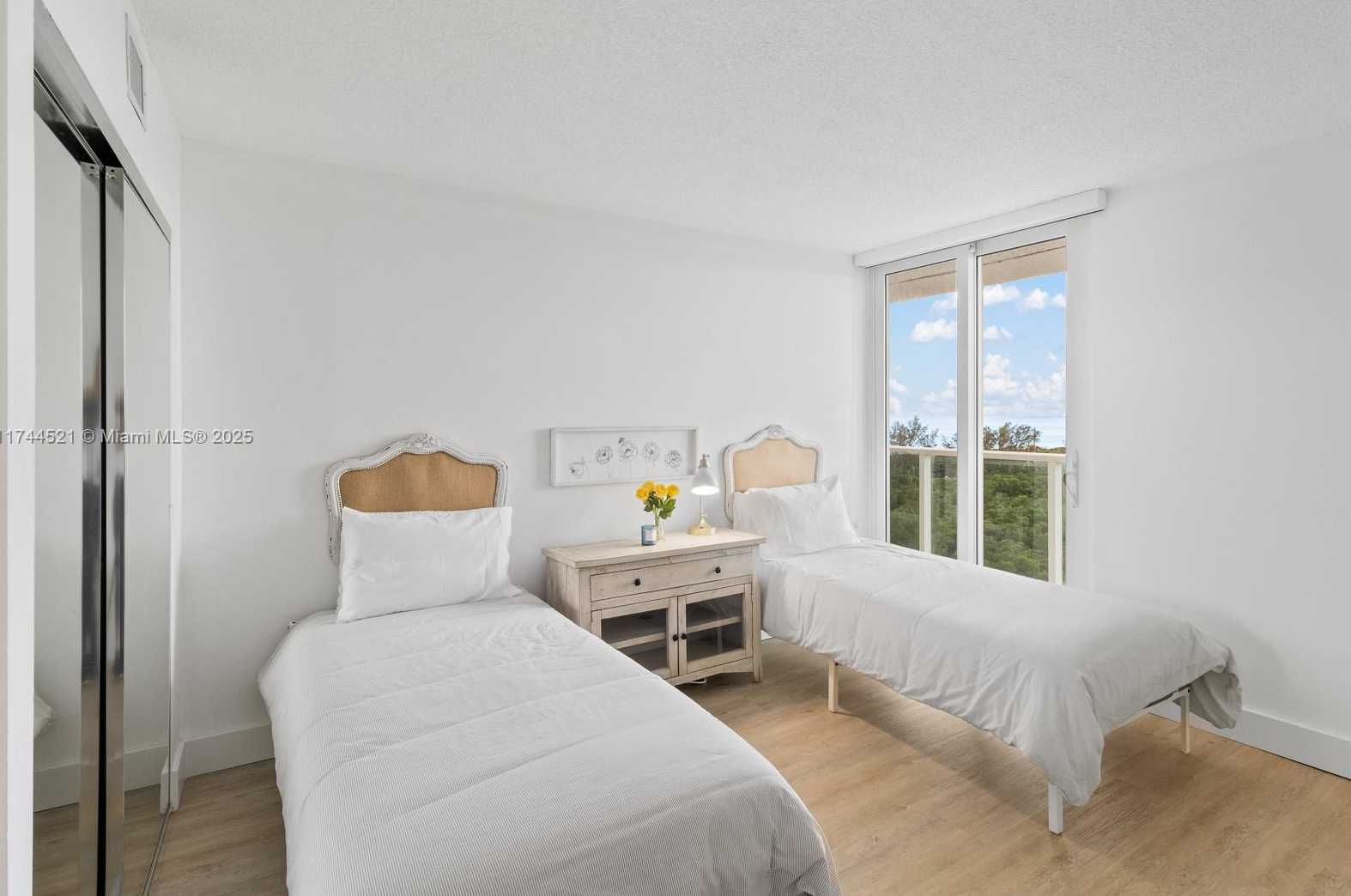 Small Image of 100 BAYVIEW DR #1024, Sunny Isles Beach Number 12