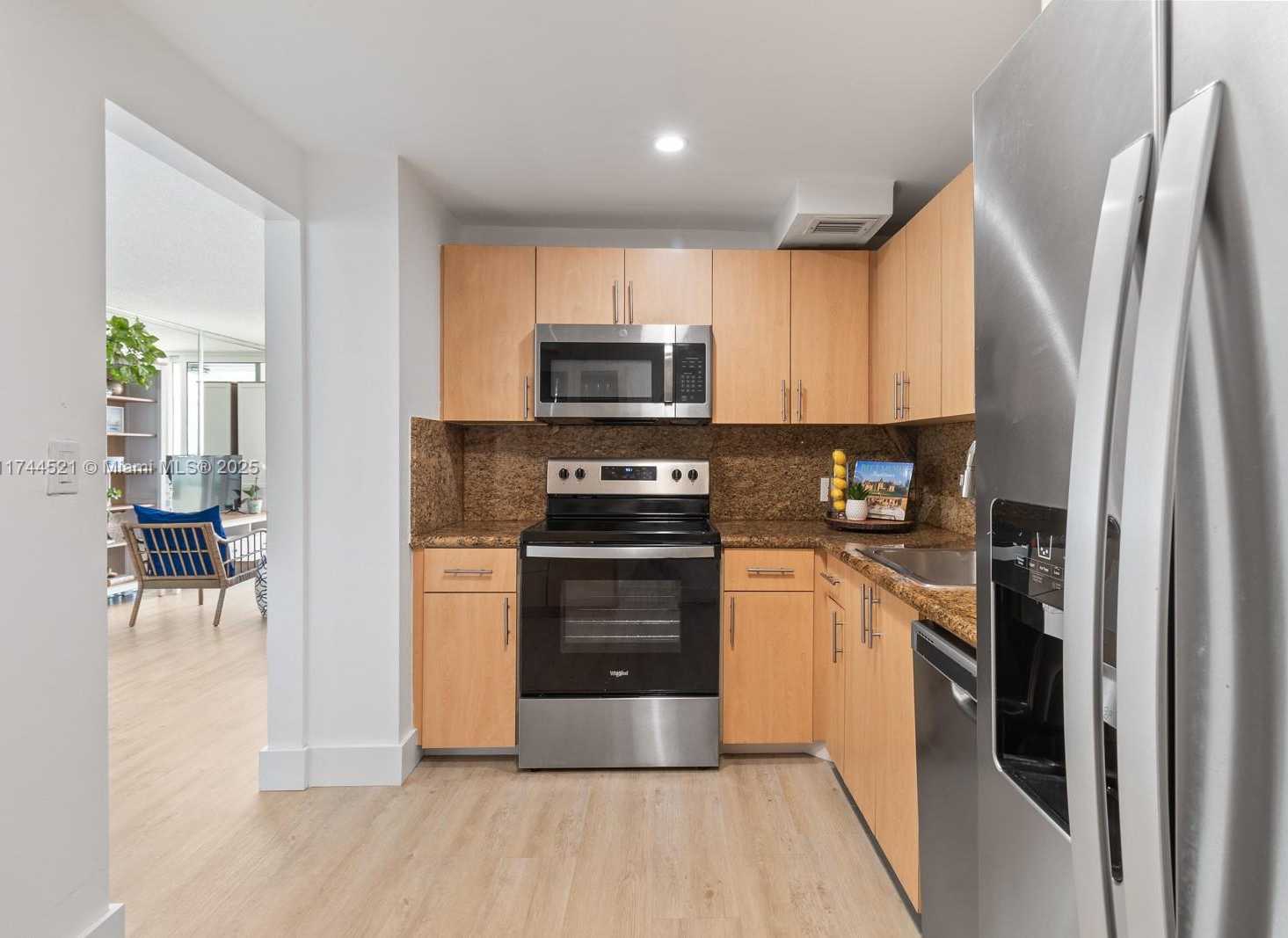 Small Image of 100 BAYVIEW DR #1024, Sunny Isles Beach Number 5