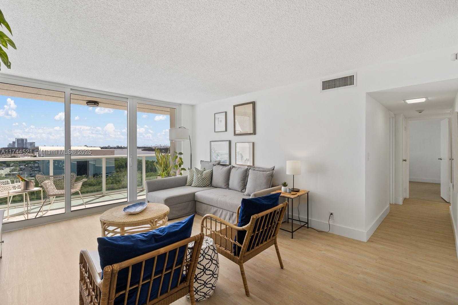 Small Image of 100 BAYVIEW DR #1024, Sunny Isles Beach Number 9