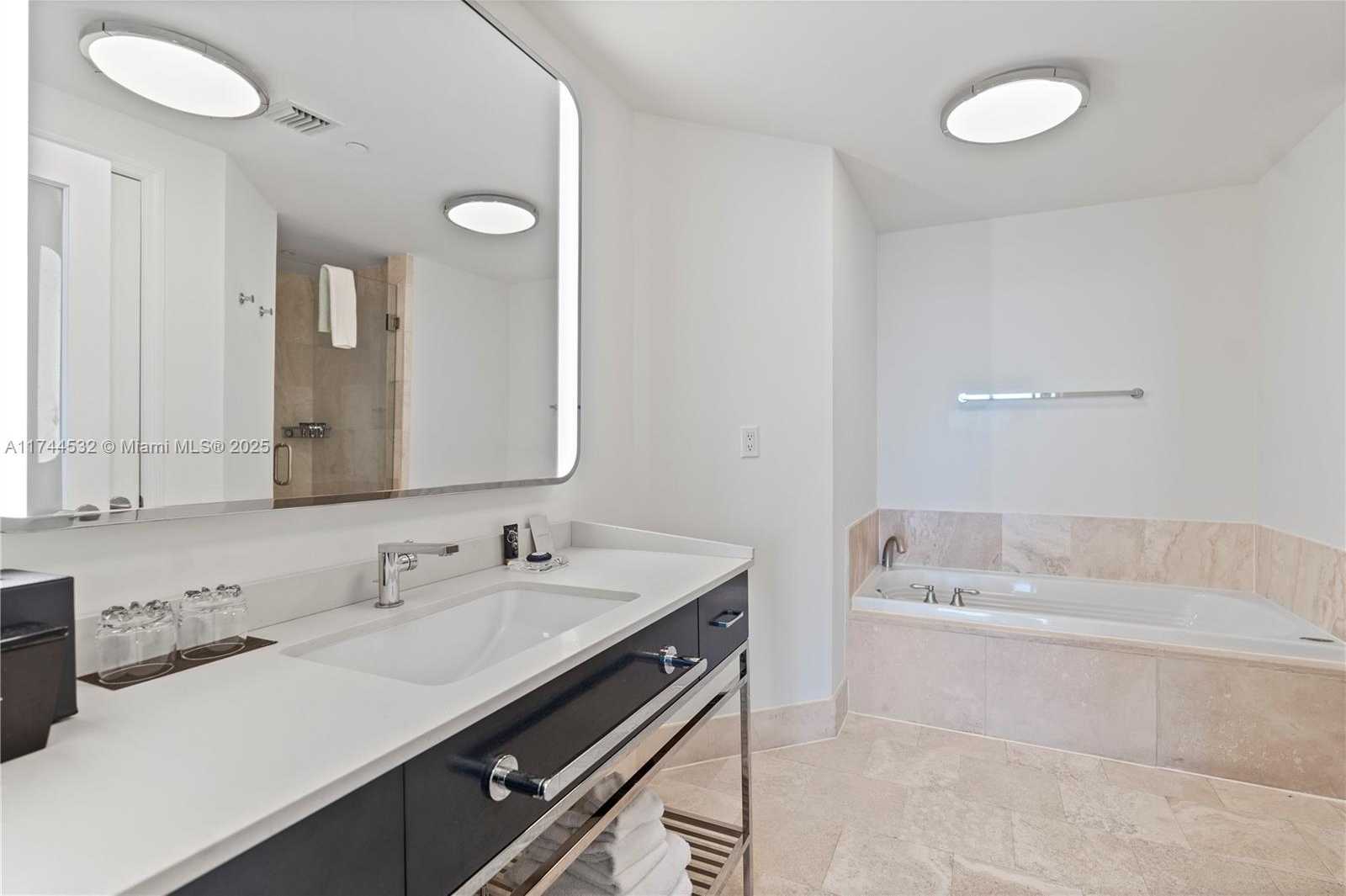Small Image of 4401 COLLINS AV #1206, Miami Beach Number 26