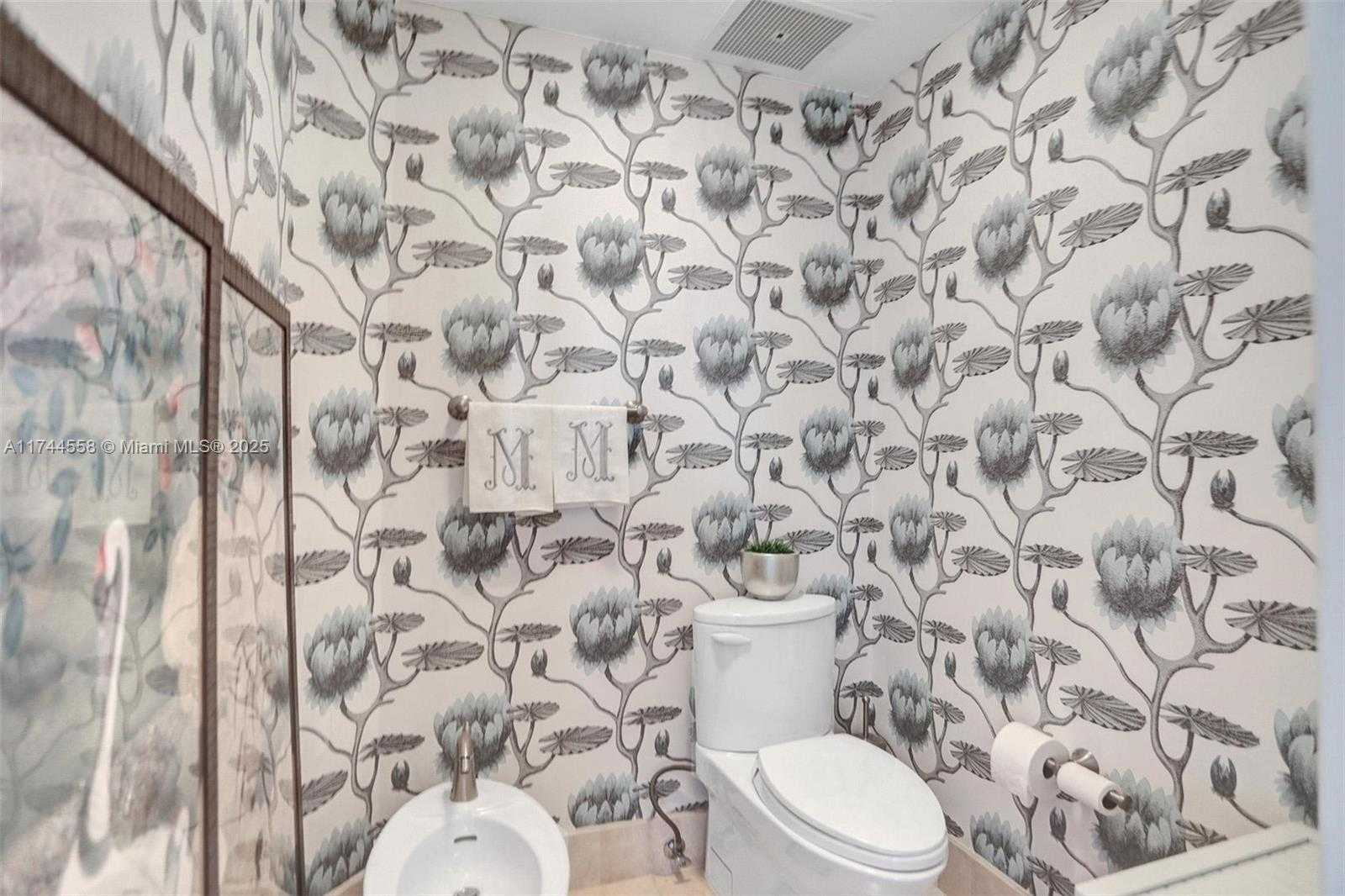 Small Image of 4401 Collins Ave, Miami Beach, FL 33140, USA Number 24