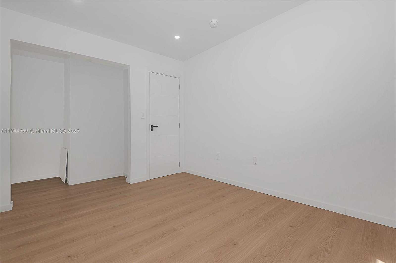 Small Image of 1985 CALAIS #3, Miami Beach Number 5