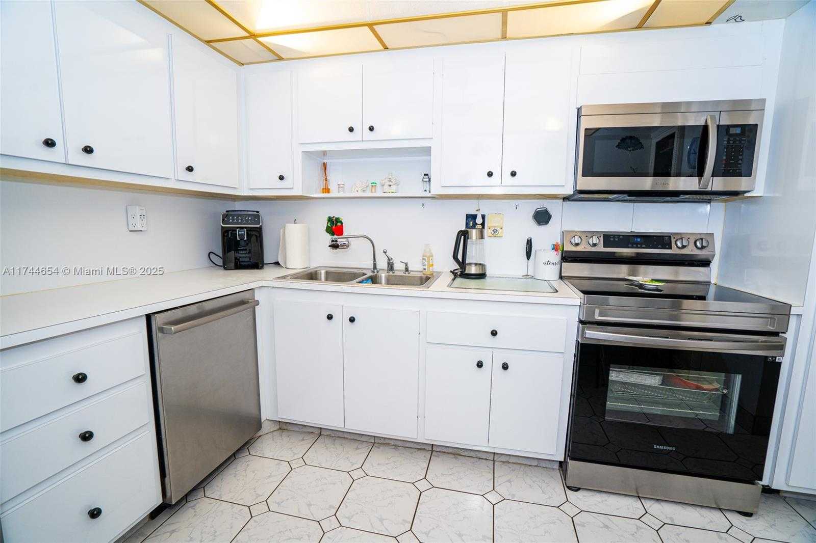 Small Image of 1833 SOUTH OCEAN DR #1103, Hallandale Beach Number 6