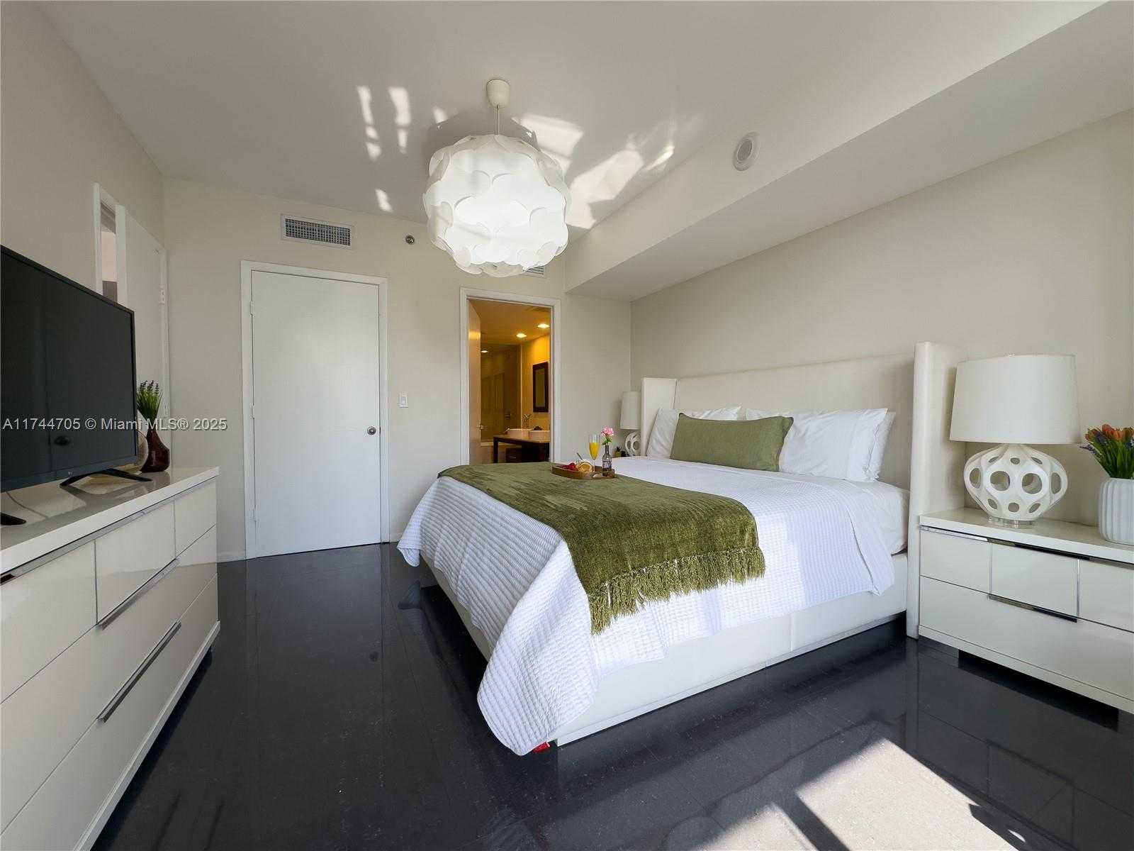 Small Image of 485 BRICKELL AVE #3307, Miami Number 5