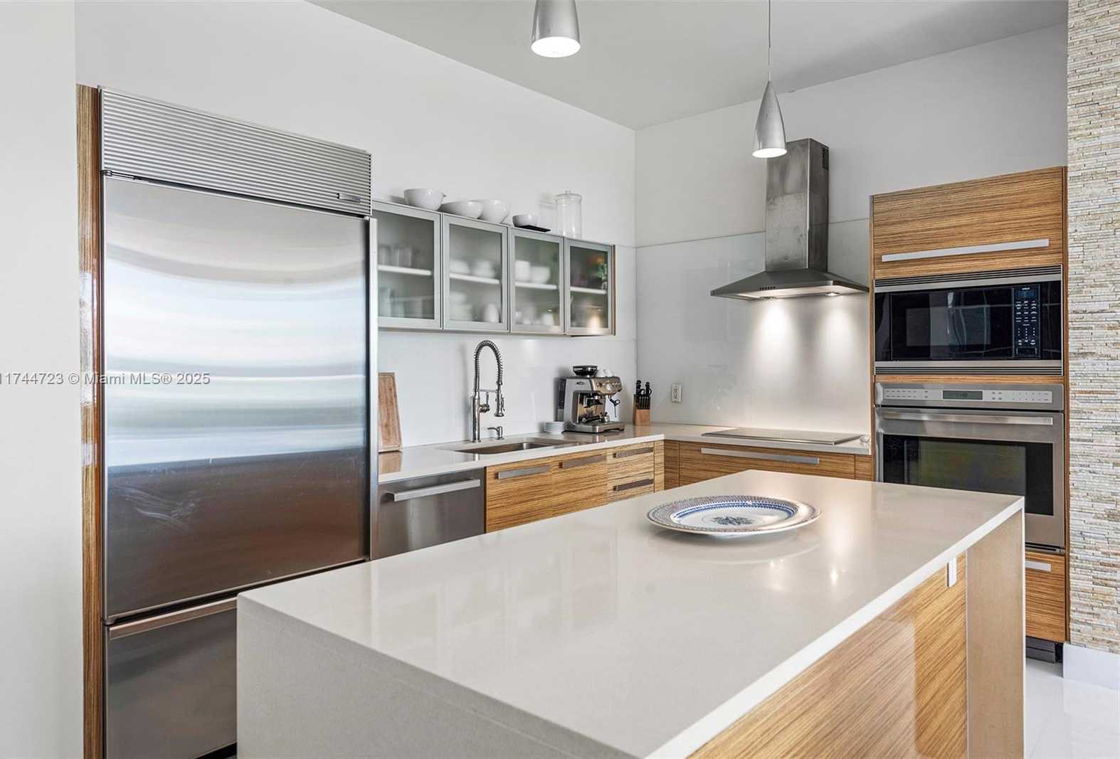 Small Image of 2020 N Bayshore Dr, Miami, FL 33137, USA Number 12