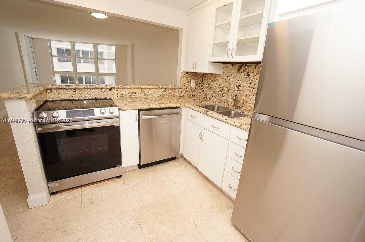 Small Image of 1228 WEST AVE #513, Miami Beach Number 2