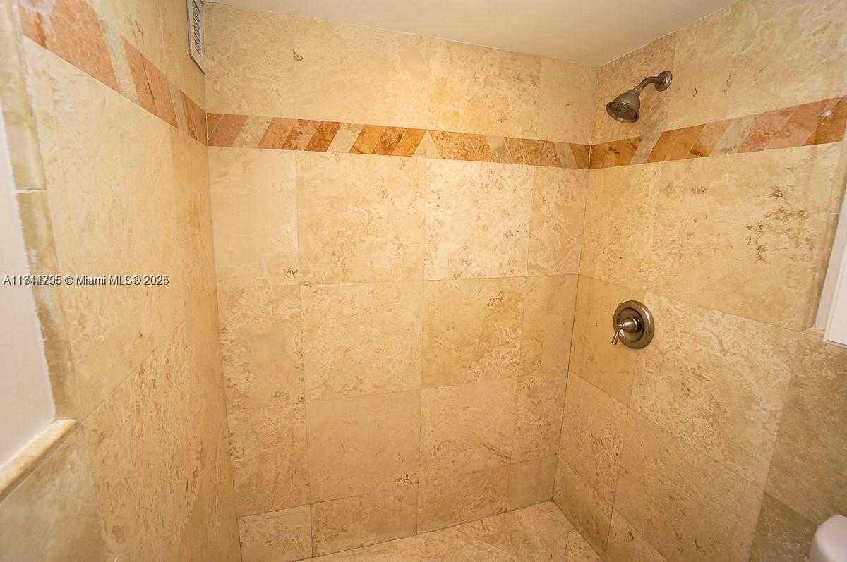 Small Image of 1228 WEST AVE #513, Miami Beach Number 21