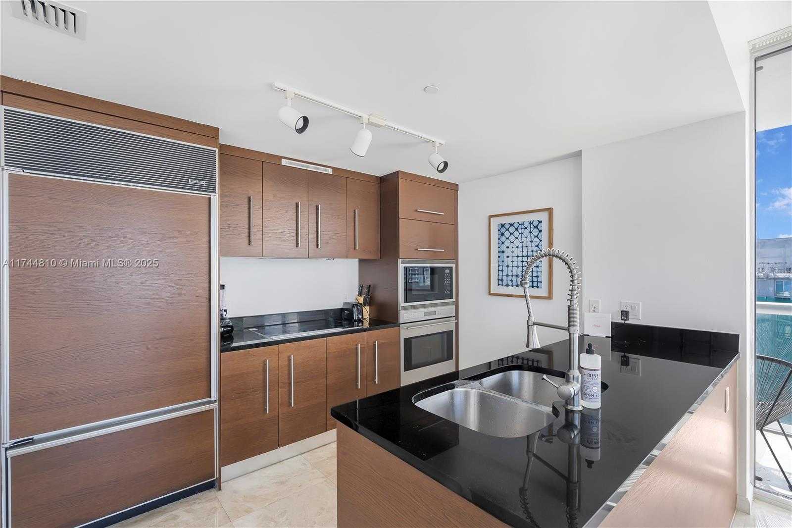 Small Image of 485 BRICKELL AVE #4404, Miami Number 3