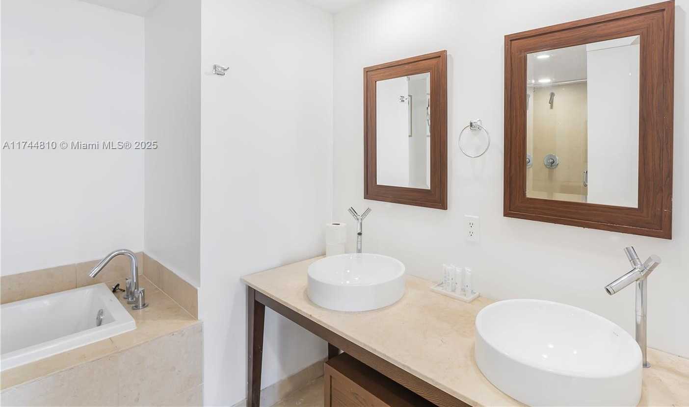 Small Image of 485 BRICKELL AVE #4404, Miami Number 6