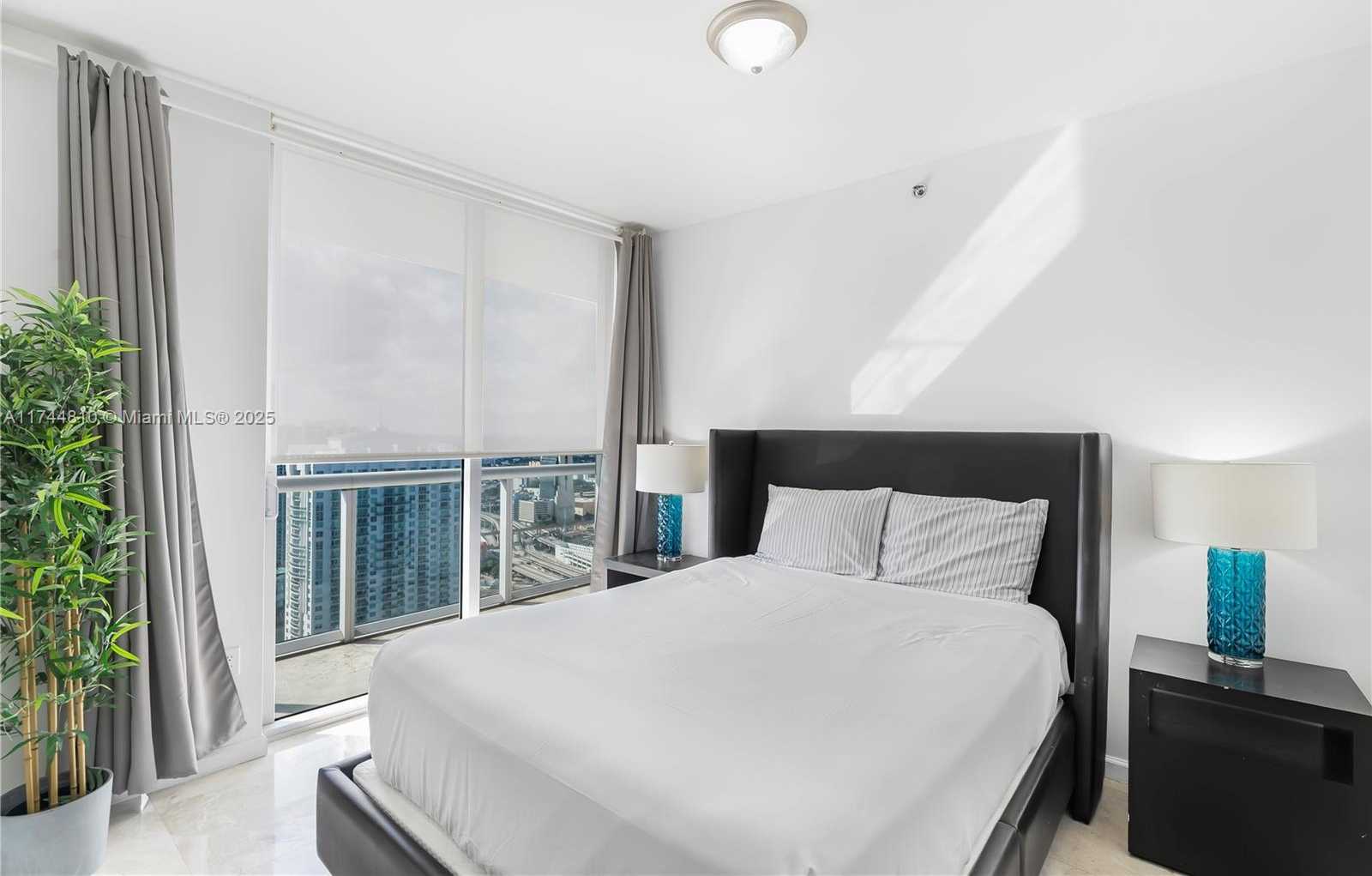 Small Image of 485 BRICKELL AVE #4404, Miami Number 7