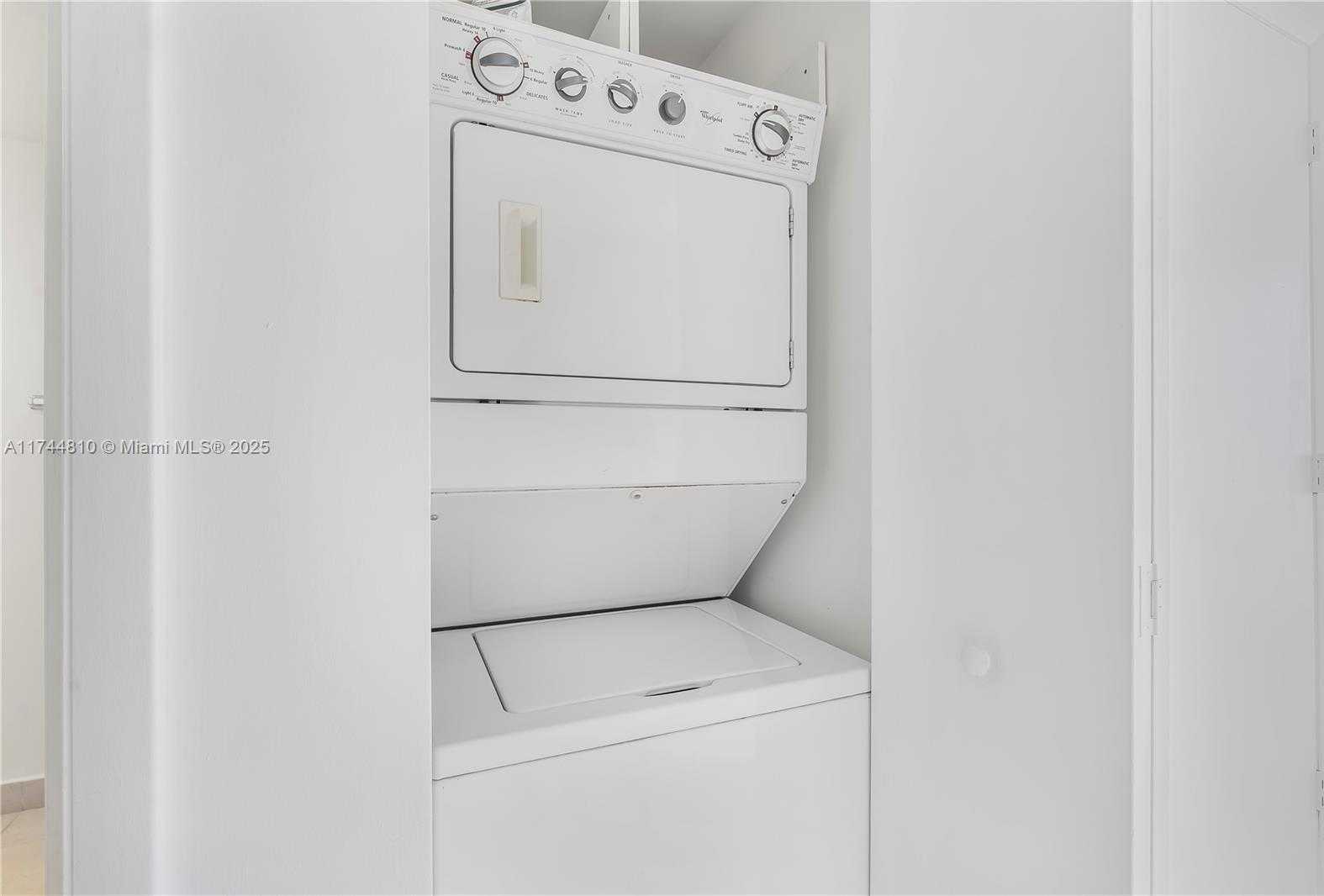 Small Image of 485 BRICKELL AVE #4404, Miami Number 9