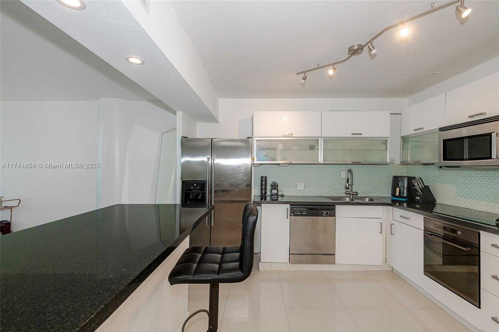 Small Image of King Cole Condominium, 900 Bay Dr, Miami Beach, FL 33141, USA Number 15
