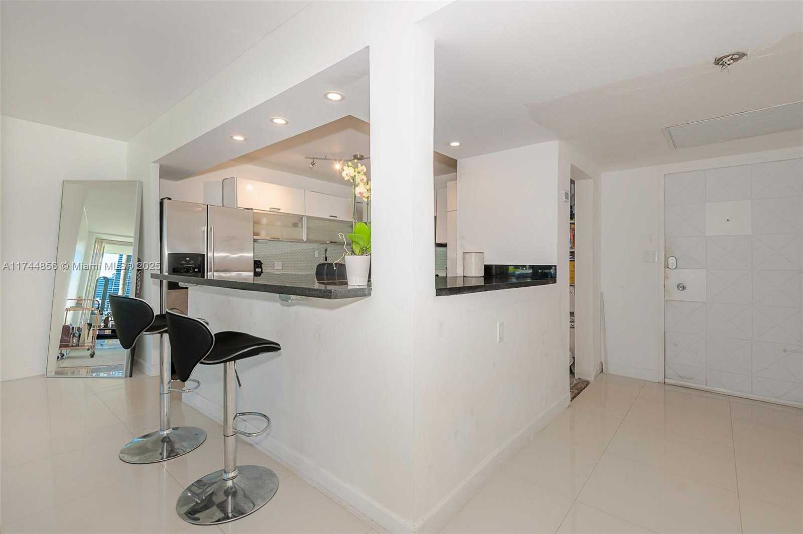 Small Image of King Cole Condominium, 900 Bay Dr, Miami Beach, FL 33141, USA Number 16
