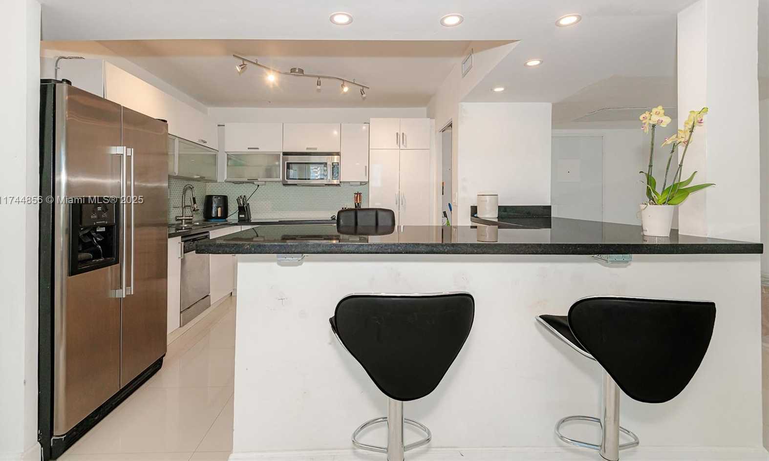 Small Image of King Cole Condominium, 900 Bay Dr, Miami Beach, FL 33141, USA Number 17