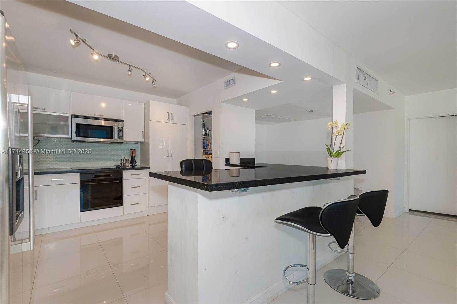 Small Image of King Cole Condominium, 900 Bay Dr, Miami Beach, FL 33141, USA Number 18