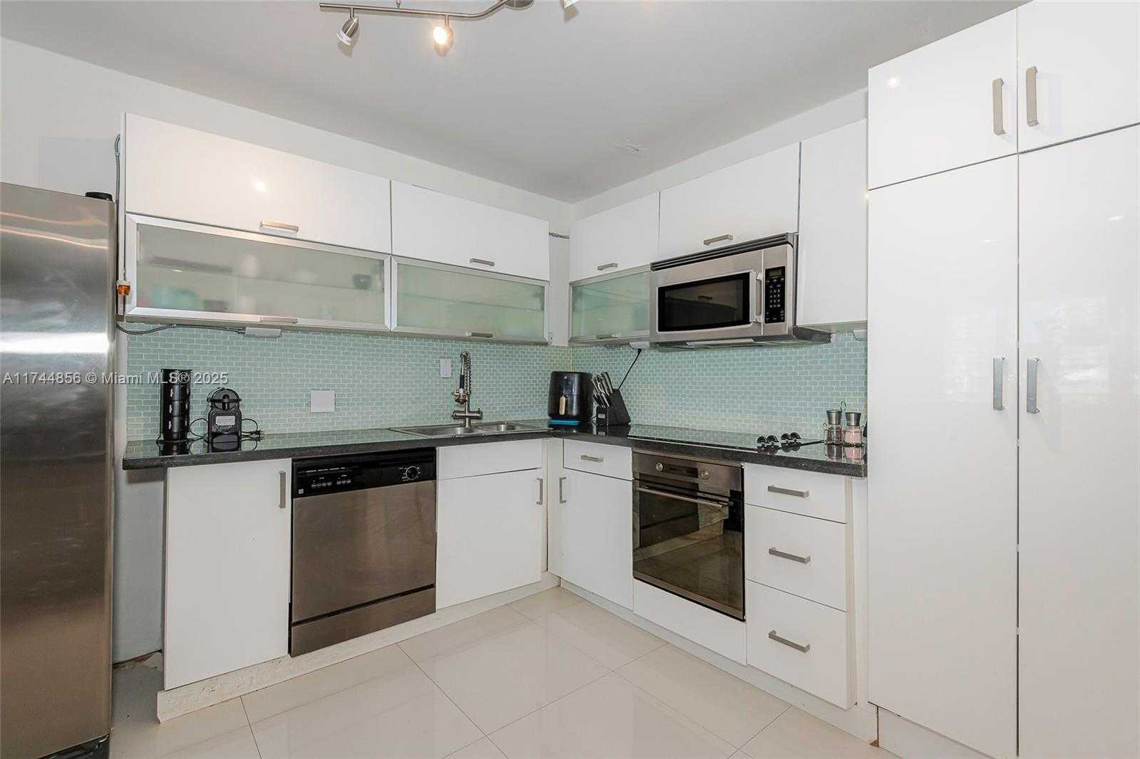 Small Image of King Cole Condominium, 900 Bay Dr, Miami Beach, FL 33141, USA Number 2