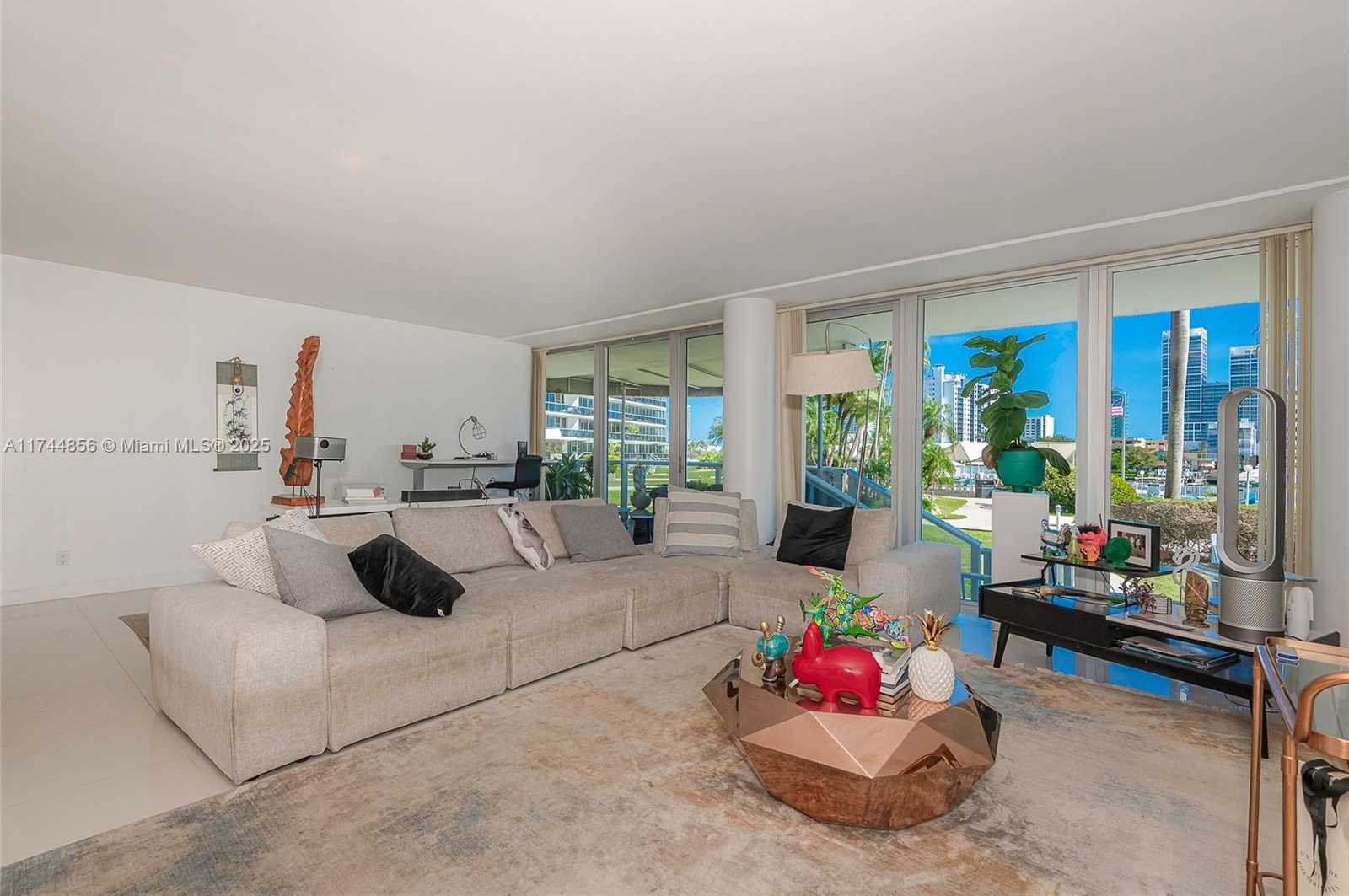 Small Image of King Cole Condominium, 900 Bay Dr, Miami Beach, FL 33141, USA Number 22