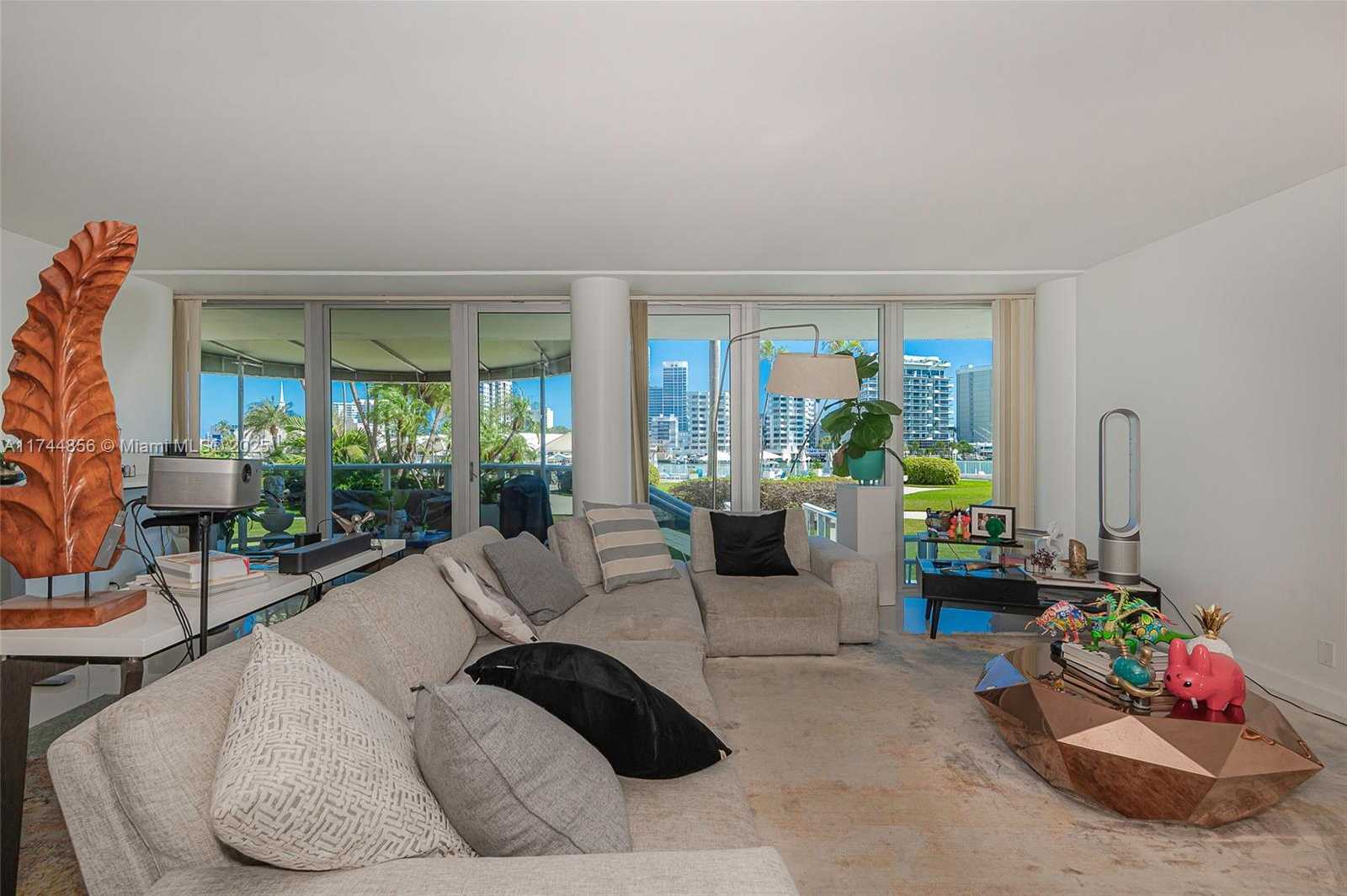 Small Image of King Cole Condominium, 900 Bay Dr, Miami Beach, FL 33141, USA Number 23