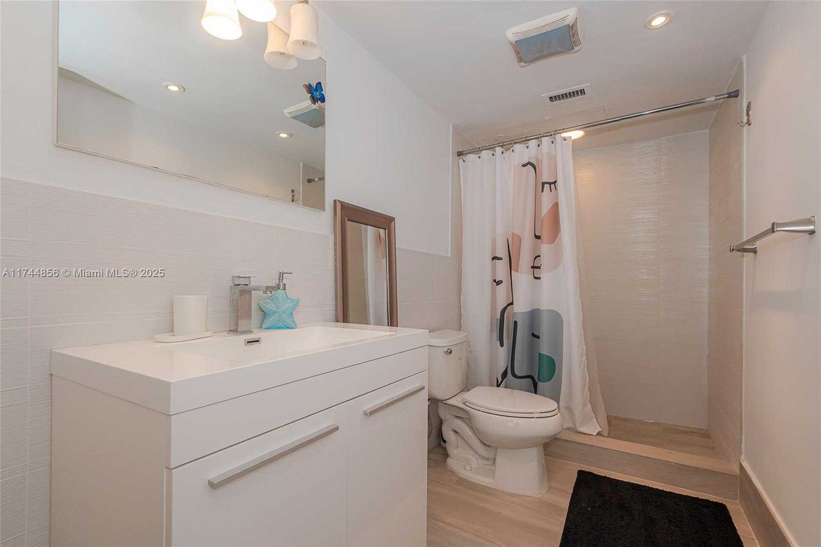 Small Image of King Cole Condominium, 900 Bay Dr, Miami Beach, FL 33141, USA Number 25