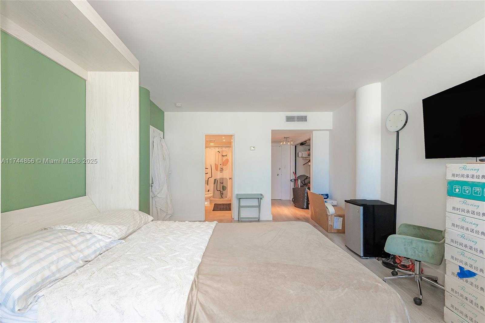 Small Image of King Cole Condominium, 900 Bay Dr, Miami Beach, FL 33141, USA Number 26