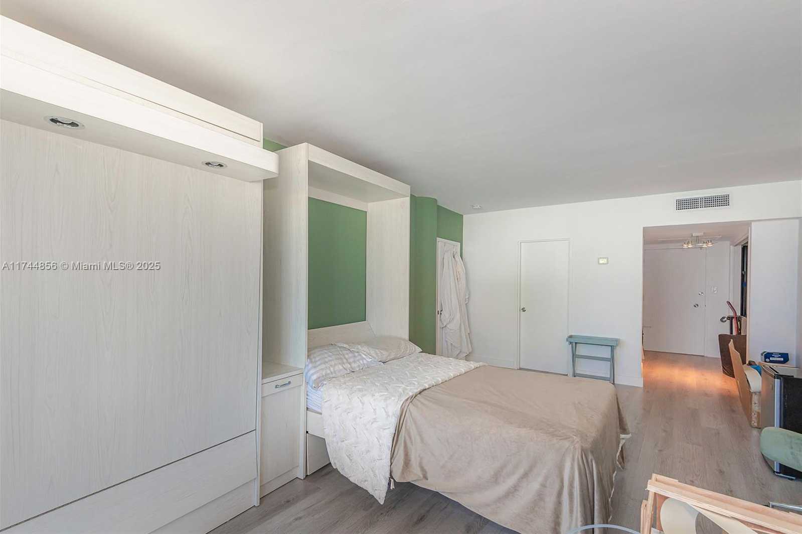 Small Image of King Cole Condominium, 900 Bay Dr, Miami Beach, FL 33141, USA Number 27