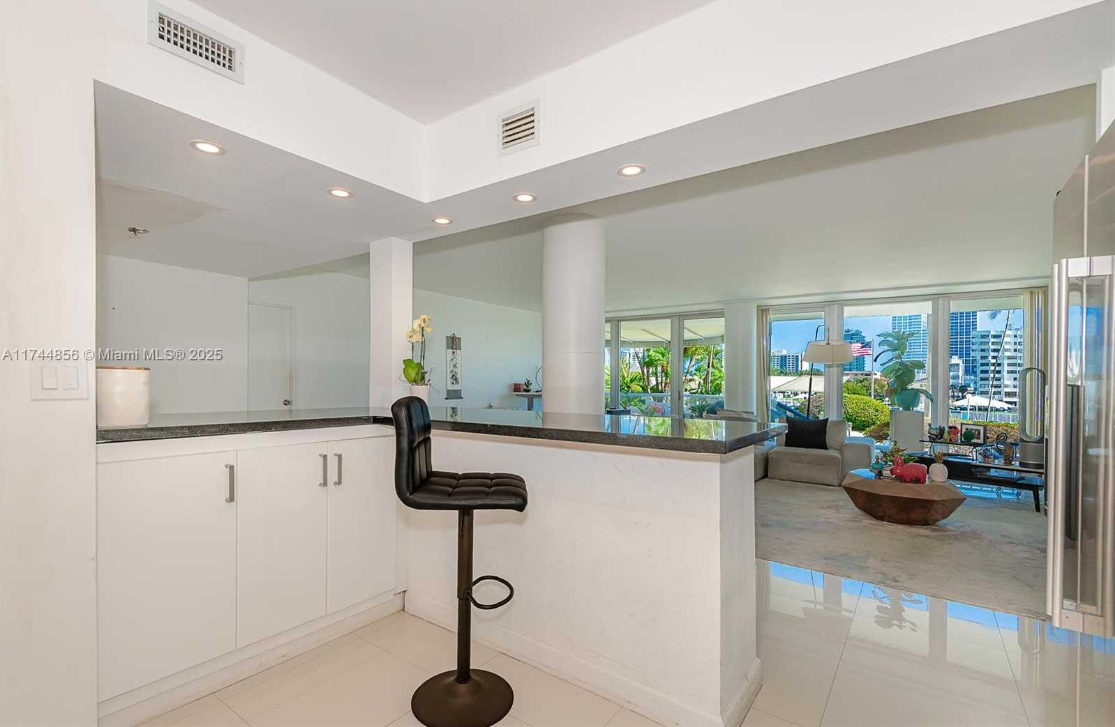Small Image of King Cole Condominium, 900 Bay Dr, Miami Beach, FL 33141, USA Number 3