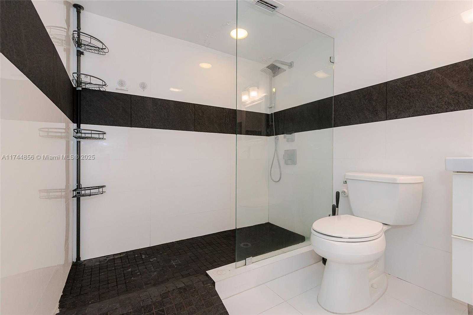 Small Image of King Cole Condominium, 900 Bay Dr, Miami Beach, FL 33141, USA Number 30