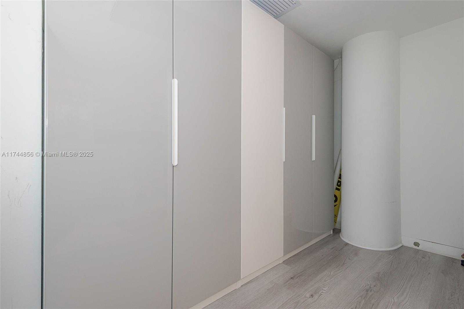 Small Image of King Cole Condominium, 900 Bay Dr, Miami Beach, FL 33141, USA Number 32