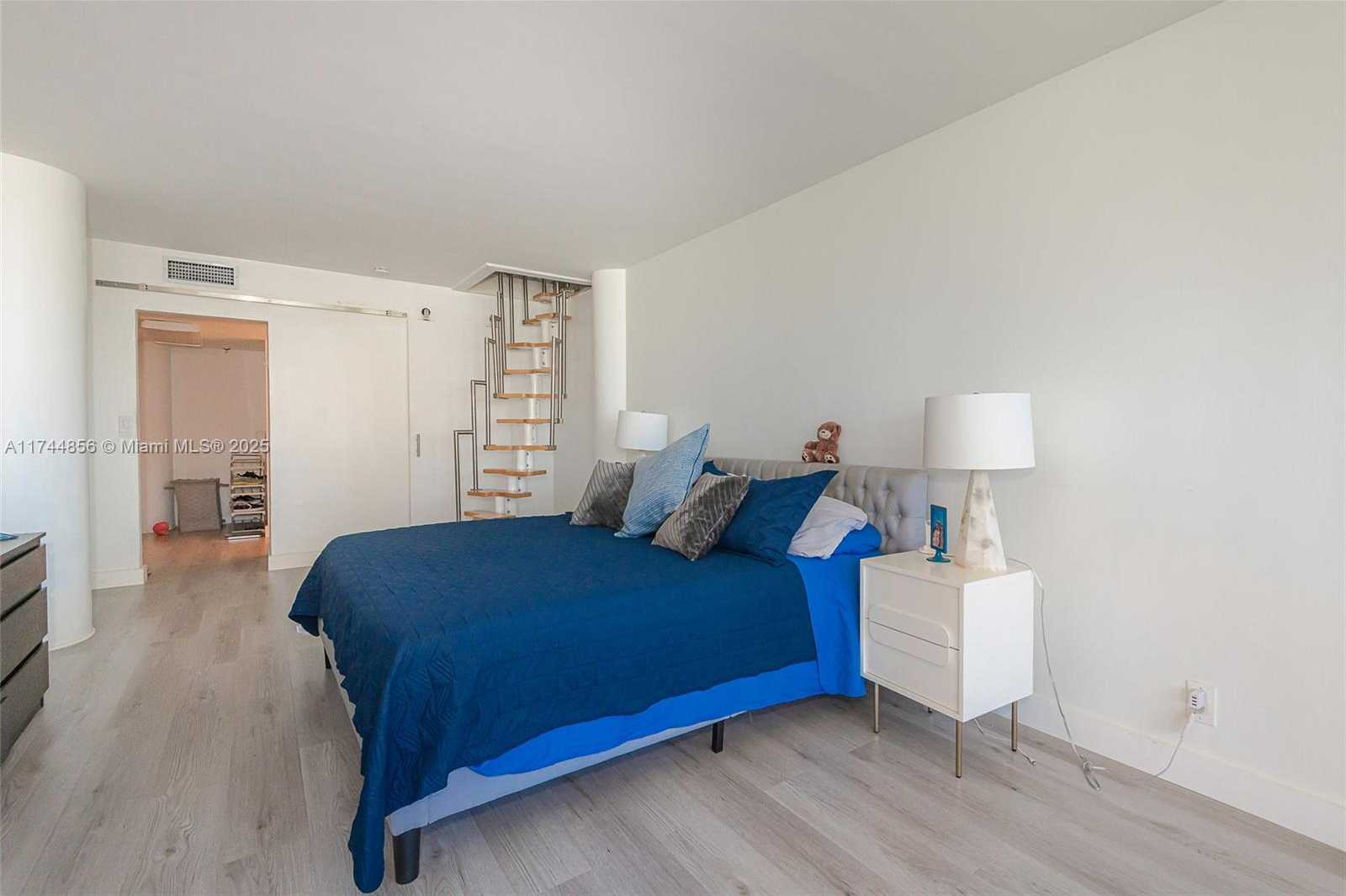 Small Image of King Cole Condominium, 900 Bay Dr, Miami Beach, FL 33141, USA Number 34