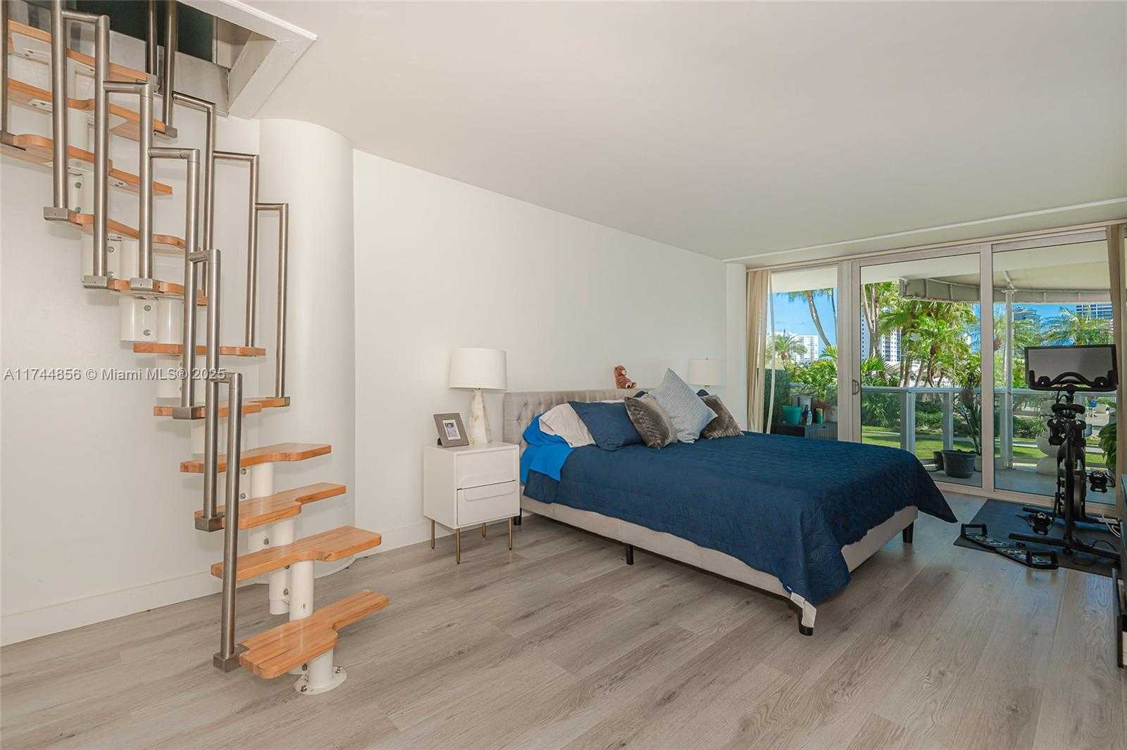 Small Image of King Cole Condominium, 900 Bay Dr, Miami Beach, FL 33141, USA Number 40