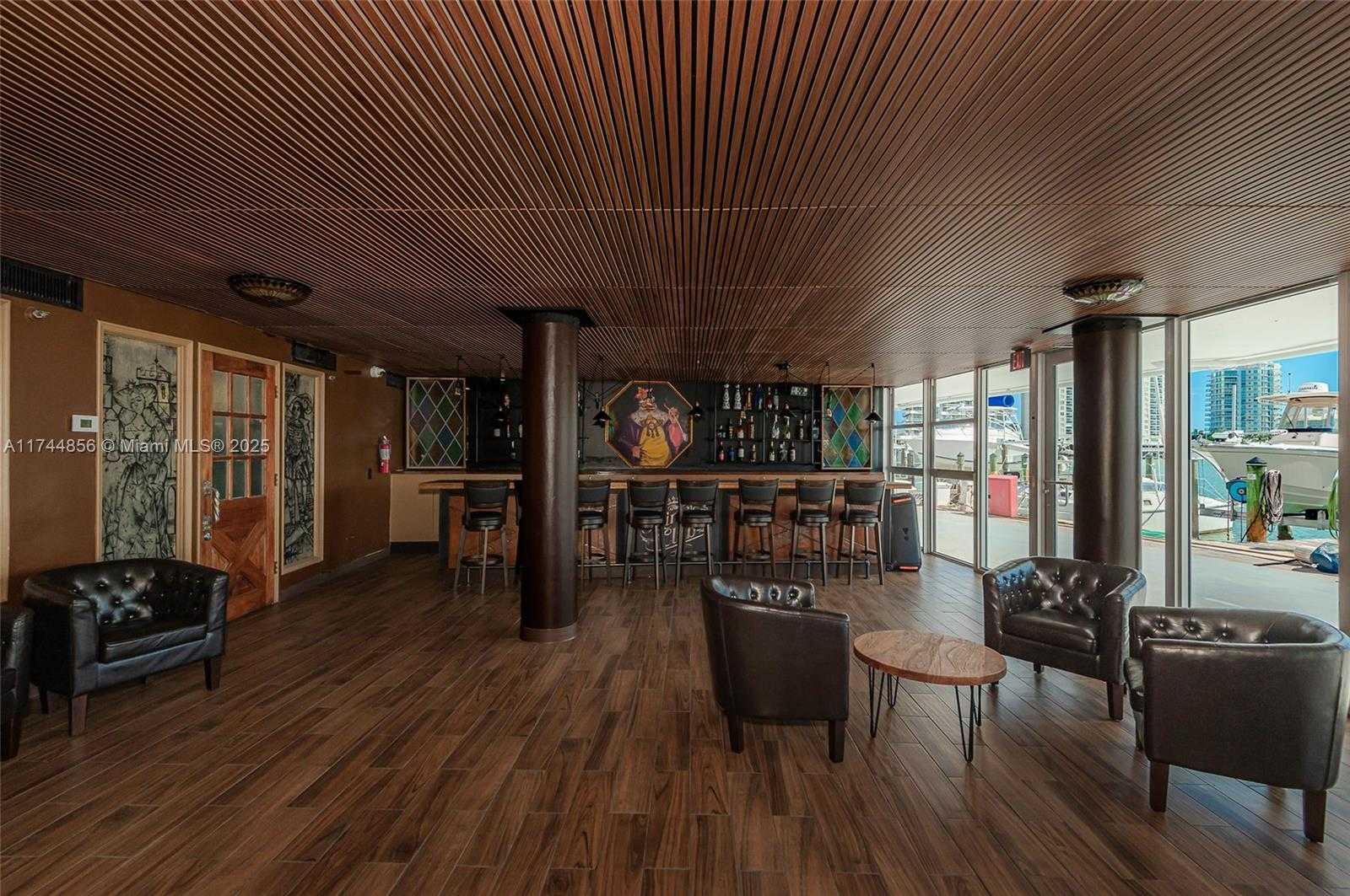 Small Image of King Cole Condominium, 900 Bay Dr, Miami Beach, FL 33141, USA Number 5