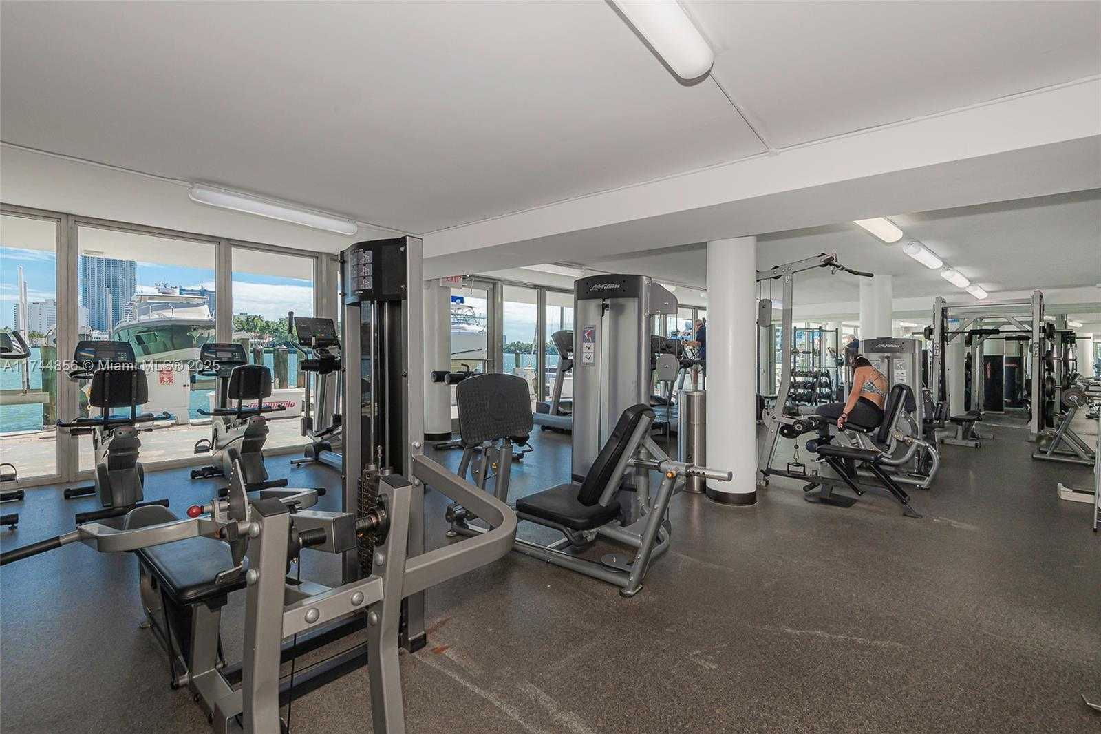 Small Image of King Cole Condominium, 900 Bay Dr, Miami Beach, FL 33141, USA Number 7