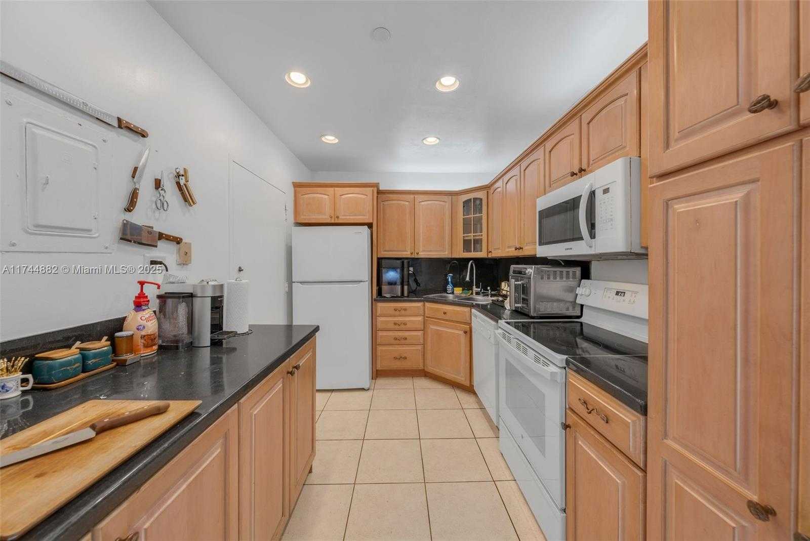 Small Image of 5601 COLLINS AVE #PH-14, Miami Beach Number 13