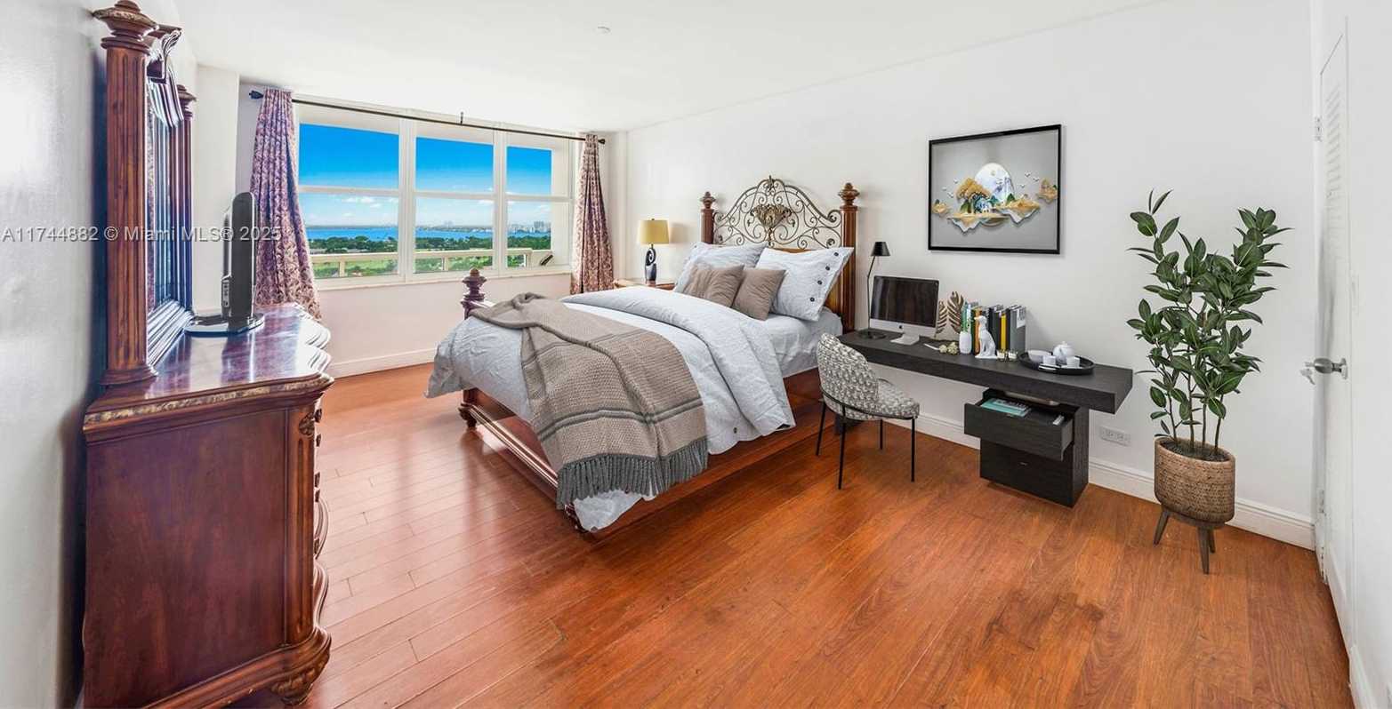 Small Image of 5601 COLLINS AVE #PH-14, Miami Beach Number 17