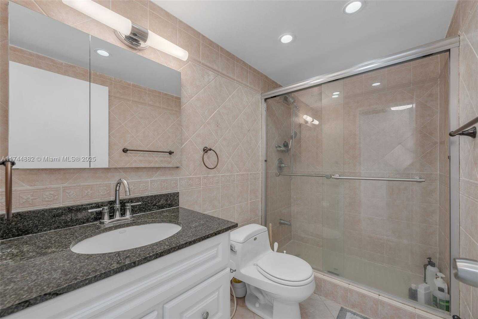 Small Image of 5601 COLLINS AVE #PH-14, Miami Beach Number 18