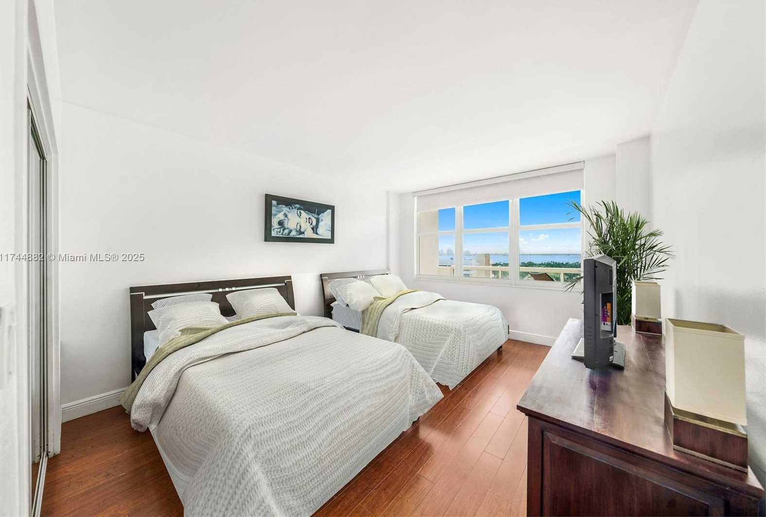 Small Image of 5601 COLLINS AVE #PH-14, Miami Beach Number 20