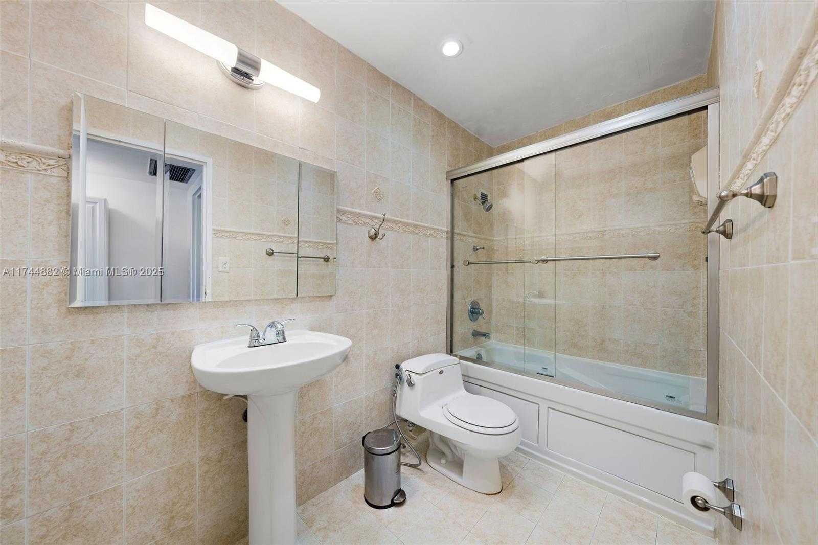 Small Image of 5601 COLLINS AVE #PH-14, Miami Beach Number 21