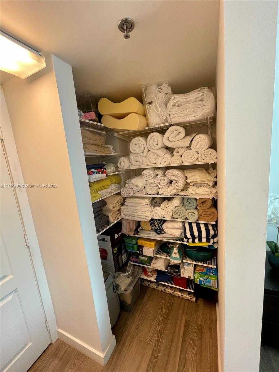 Small Image of 1200 BRICKELL BAY DR #2907, Miami Number 10