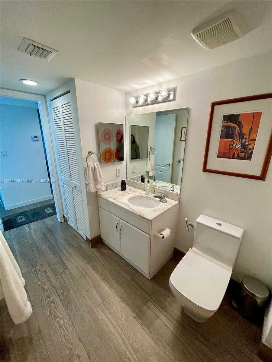 Small Image of 1200 BRICKELL BAY DR #2907, Miami Number 12