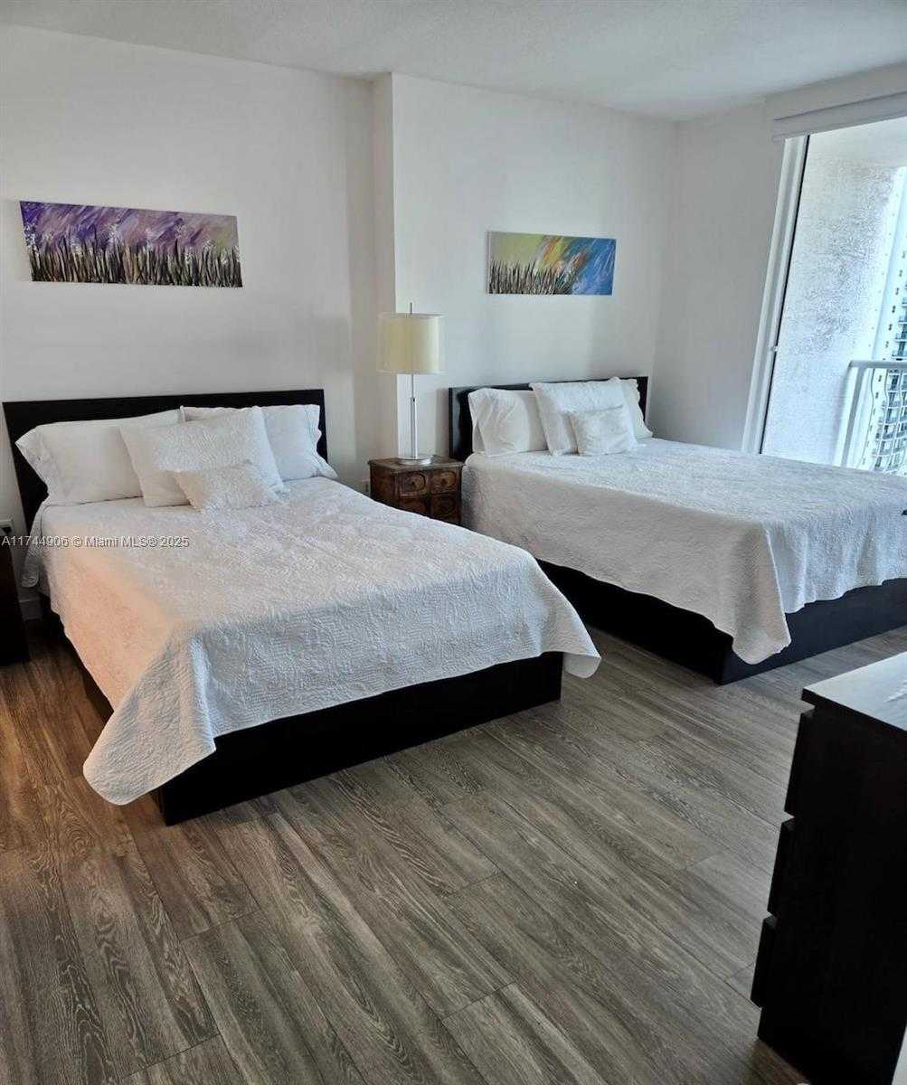 Small Image of 1200 BRICKELL BAY DR #2907, Miami Number 9