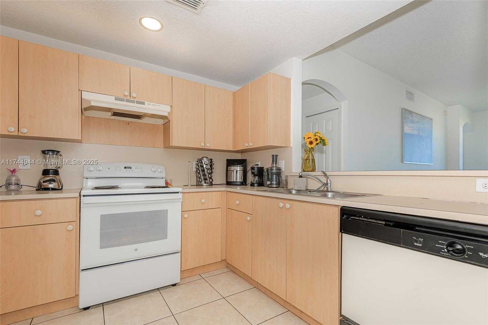 Small Image of 6670 NORTH WEST 114TH AVE #638, Doral Number 13