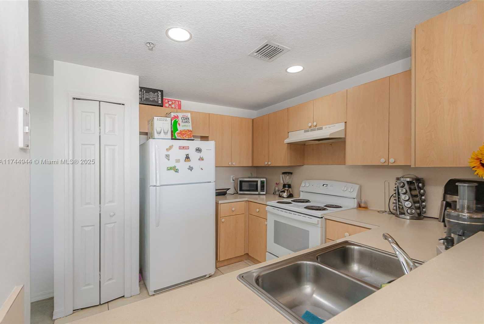 Small Image of 6670 NORTH WEST 114TH AVE #638, Doral Number 15