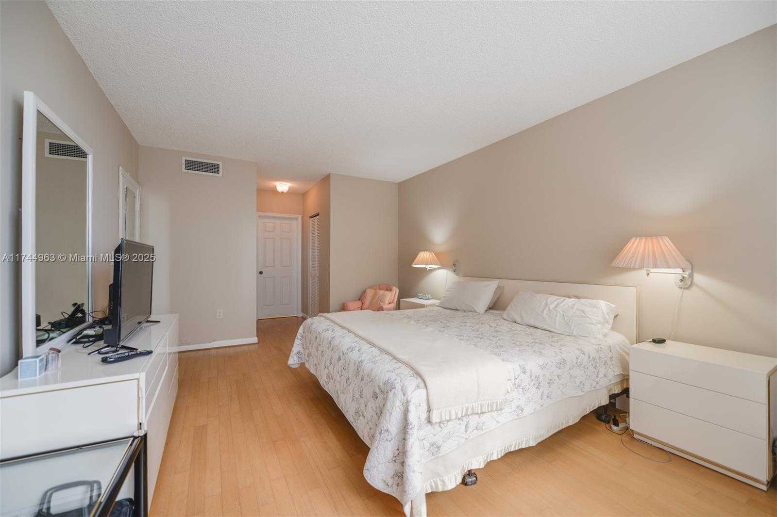 Small Image of 1950 SOUTH OCEAN DR #2E, Hallandale Beach Number 7