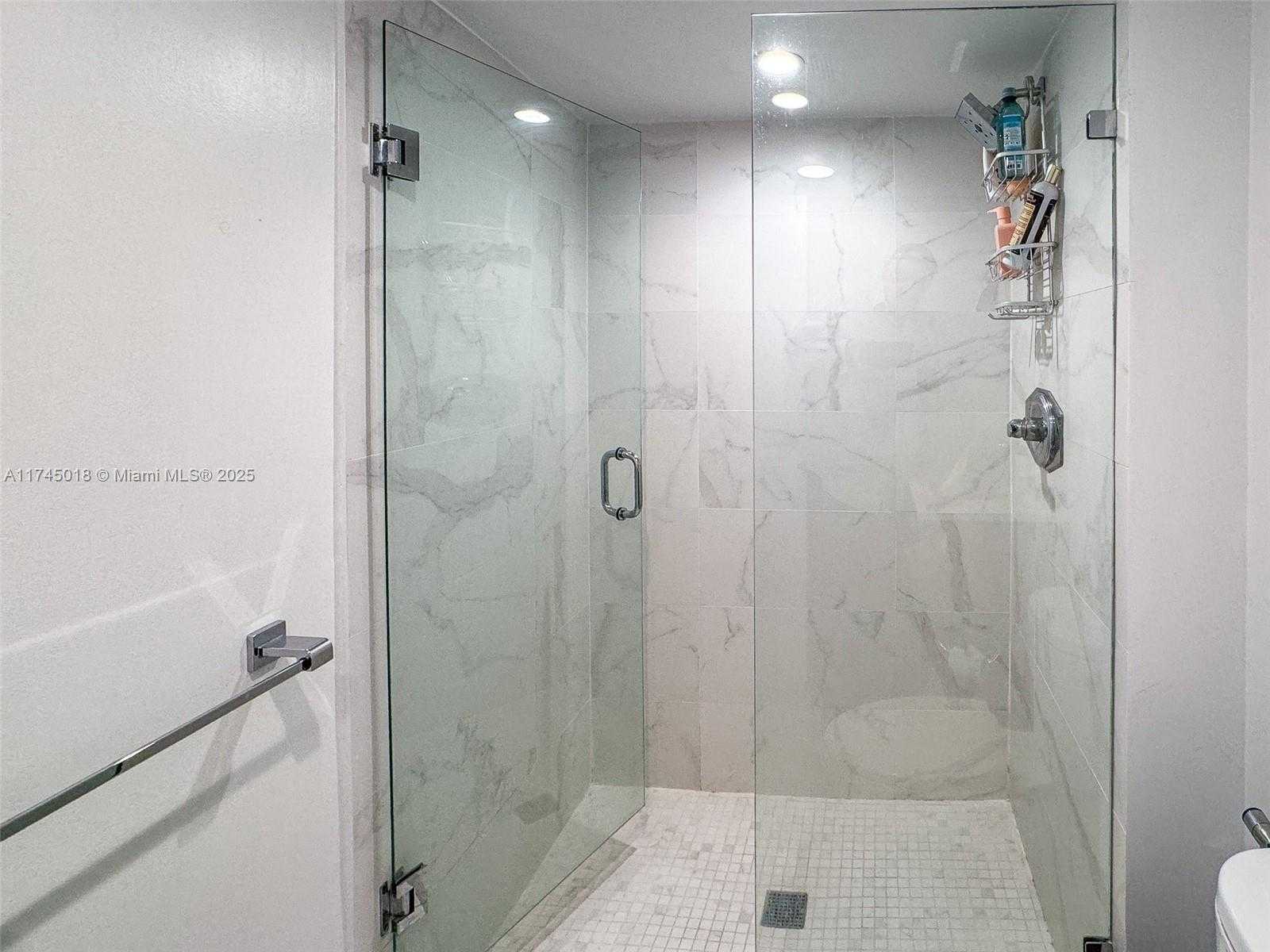 Small Image of 100 BAYVIEW DR #721, Sunny Isles Beach Number 15
